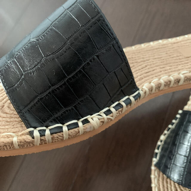 ブラック　型押しデザインサンダル レディースの靴/シューズ(サンダル)の商品写真