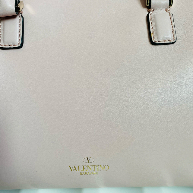 VALENTINO(ヴァレンティノ)の新品　大人気　ヴァレンティノ　ロッグスタッズ　ハンドバッグ ショルダーバッグ レディースのバッグ(ショルダーバッグ)の商品写真