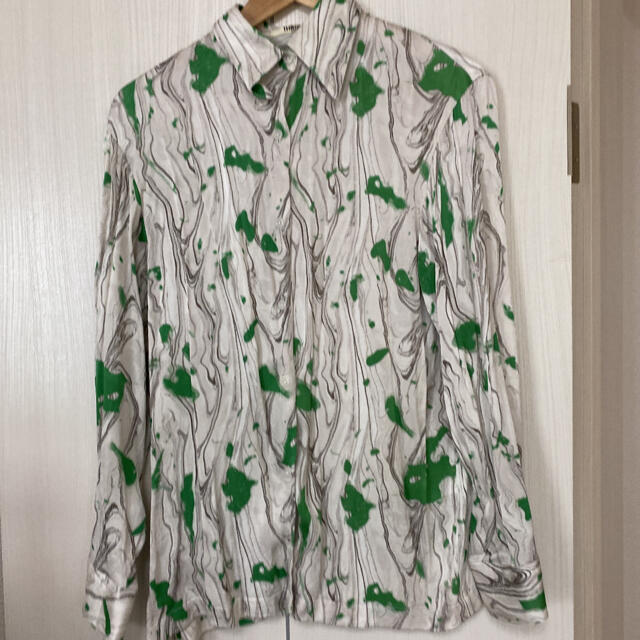 SLY(スライ)のTHROW マーブルプリントシャツ レディースのトップス(シャツ/ブラウス(長袖/七分))の商品写真