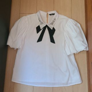 ザラ(ZARA)のZARAザラパフスリーブ白シャツリボンビジュストーン半袖S美品(Tシャツ(半袖/袖なし))