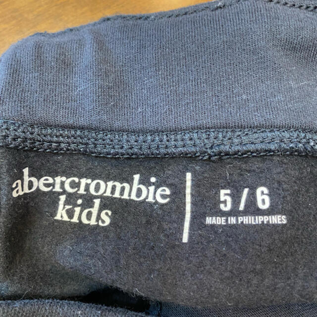 Abercrombie&Fitch(アバクロンビーアンドフィッチ)のアバクロキッズ正規品●5/6 110-120●ネイビー●ハーフパンツ キッズ/ベビー/マタニティのキッズ服男の子用(90cm~)(パンツ/スパッツ)の商品写真