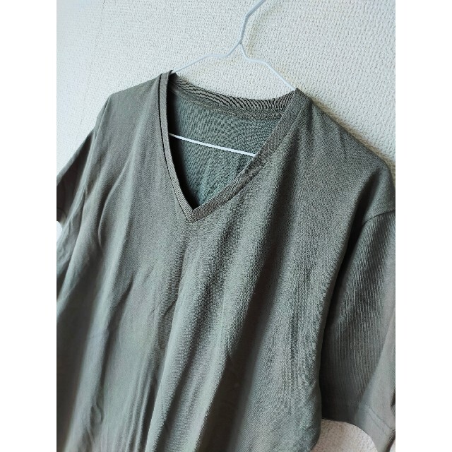 UNIQLO(ユニクロ)の【送料込み！】UNIQLO　VネックTシャツ　Lサイズ　ダークグリーン レディースのトップス(Tシャツ(半袖/袖なし))の商品写真