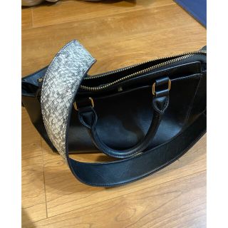 オゾック(OZOC)のOZOCパイソン柄肩掛けbag(ショルダーバッグ)