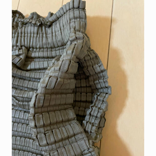 PLEATS PLEASE ISSEY MIYAKE(プリーツプリーズイッセイミヤケ)の【レアな美品】プリーツプリーズ　イッセイミヤケ　アラレ　ガウチョパンツ　カーキ色 レディースのパンツ(カジュアルパンツ)の商品写真