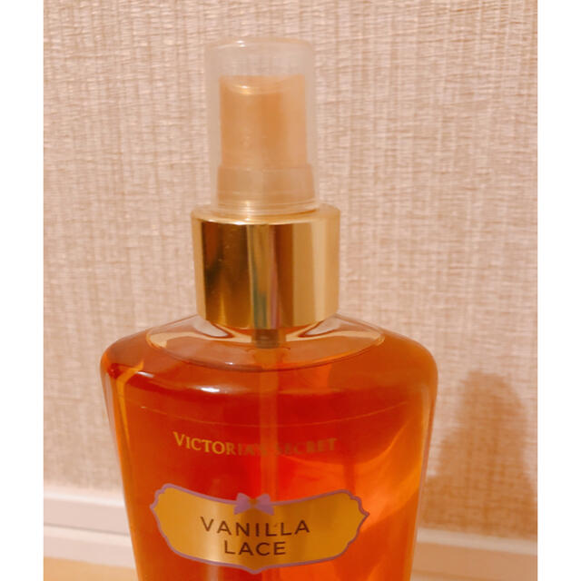 Victoria's Secret(ヴィクトリアズシークレット)のVICTORIA'S SECRET  フレグランスミスト250ml バニラレース コスメ/美容の香水(香水(女性用))の商品写真