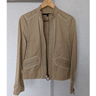 マークジェイコブス(MARC JACOBS)のMARC JACOBS ベージュスタンドカラージャケット(ノーカラージャケット)