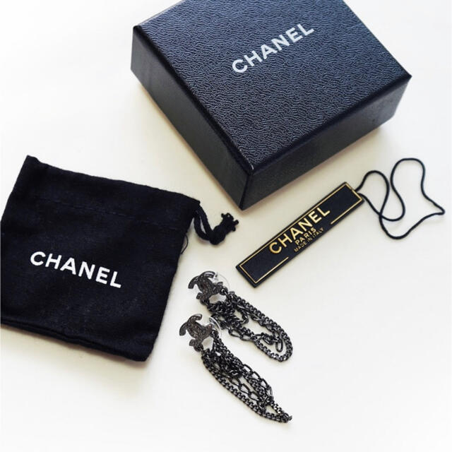 CHANEL(シャネル)のCHANEL ロゴ&3連チェーン ブラックシルバーピアス ハンドメイドのアクセサリー(ピアス)の商品写真