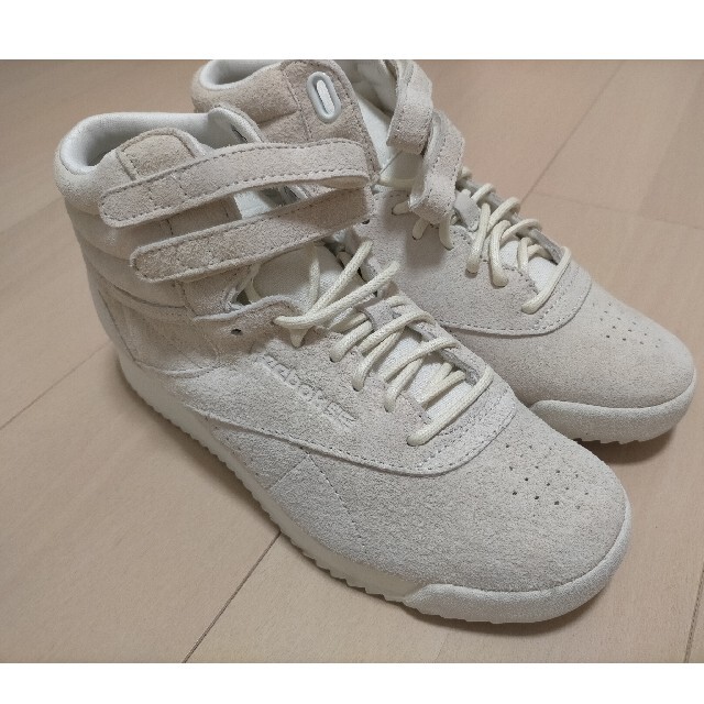 Reebok(リーボック)の【未使用】ReebokROSE BUDEXCLUSIVEハイカットスニーカー レディースの靴/シューズ(スニーカー)の商品写真