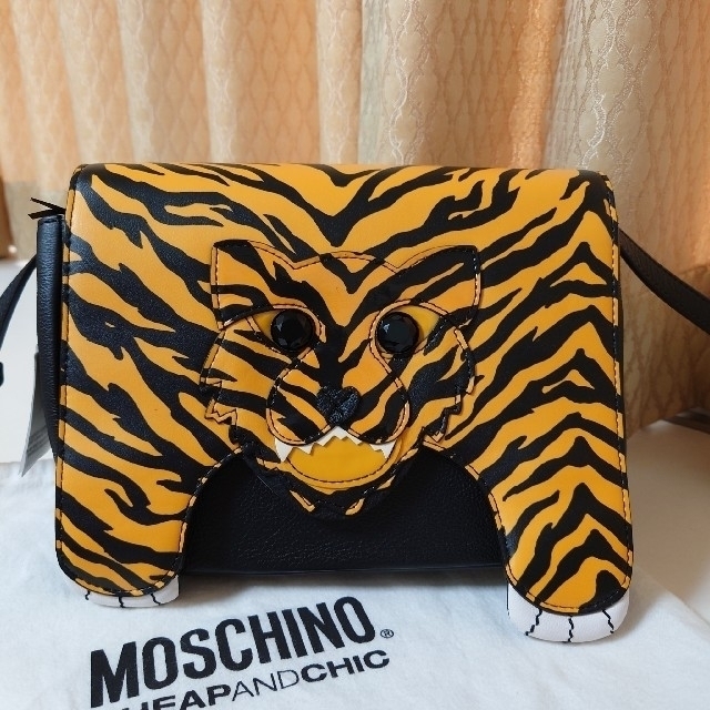 MOSCHINO ﾓｽｷｰﾉ ﾁｰﾌﾟ&ｼｯｸ  ｼｮﾙﾀﾞｰﾊﾞｯｸﾞ