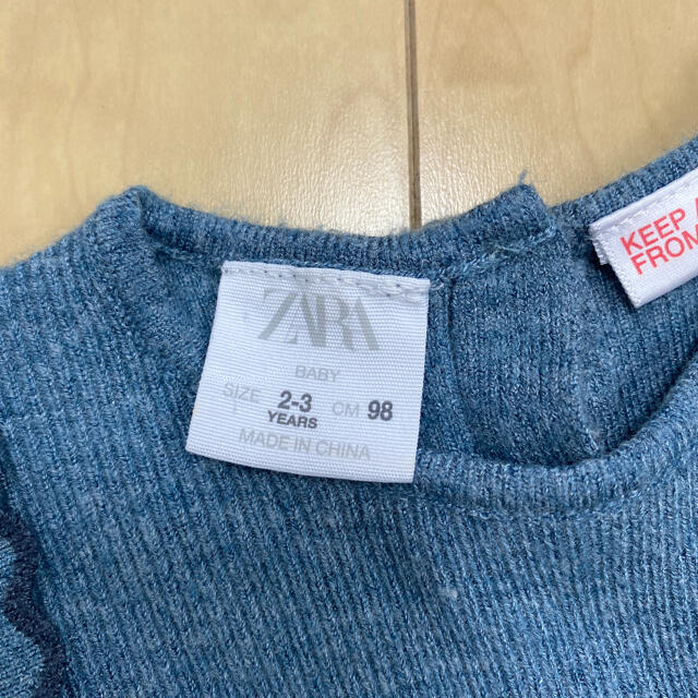 ZARA KIDS(ザラキッズ)のZARA kids 肩フリル長袖ニット[美品] キッズ/ベビー/マタニティのキッズ服女の子用(90cm~)(ニット)の商品写真