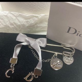 クリスチャンディオール(Christian Dior)の《新品・未使用】Christian Dior チャーム付きサテンリボンブローチ(ブローチ/コサージュ)