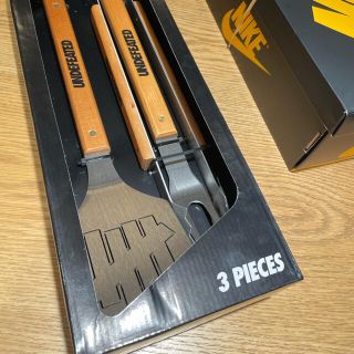 アンディフィーテッド(UNDEFEATED)のUNDEFEATED BBQ TOOL SET エプロン 二点セット(その他)