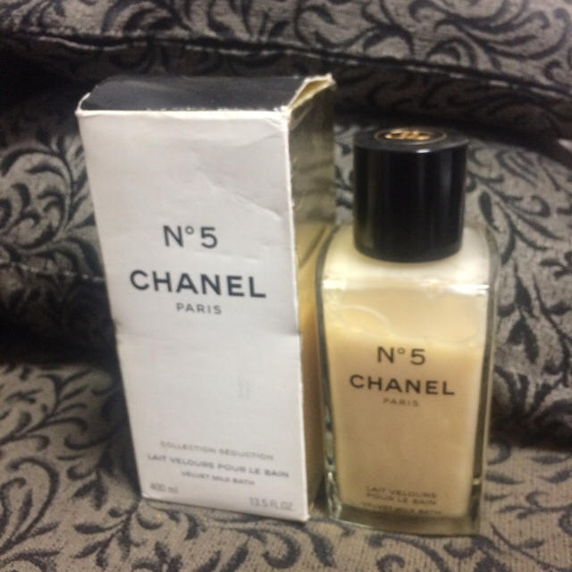 CHANEL(シャネル)の☆一斉値下げ中です☆CHANELバスミルク シャネル 送料込 コスメ/美容のボディケア(入浴剤/バスソルト)の商品写真