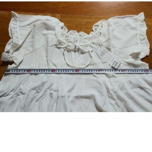 Discoat(ディスコート)の白フリルブラウス　半袖 レディースのトップス(シャツ/ブラウス(半袖/袖なし))の商品写真
