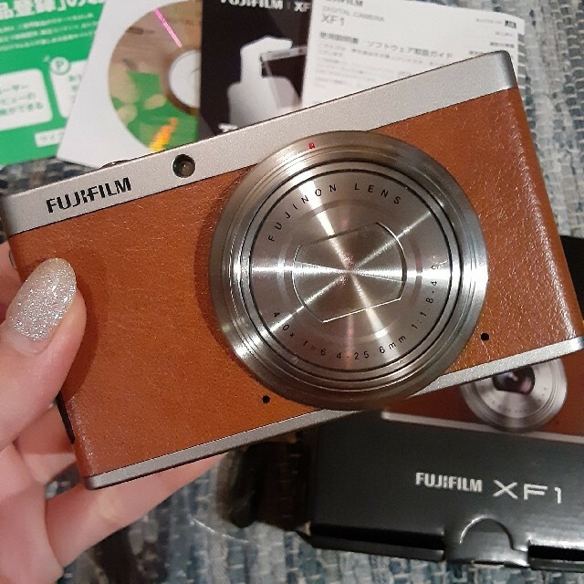 富士フイルム(フジフイルム)のFUJIFILM XF1 ブラウン 付属品付き スマホ/家電/カメラのカメラ(コンパクトデジタルカメラ)の商品写真