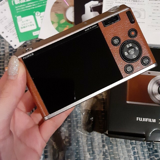 富士フイルム(フジフイルム)のFUJIFILM XF1 ブラウン 付属品付き スマホ/家電/カメラのカメラ(コンパクトデジタルカメラ)の商品写真