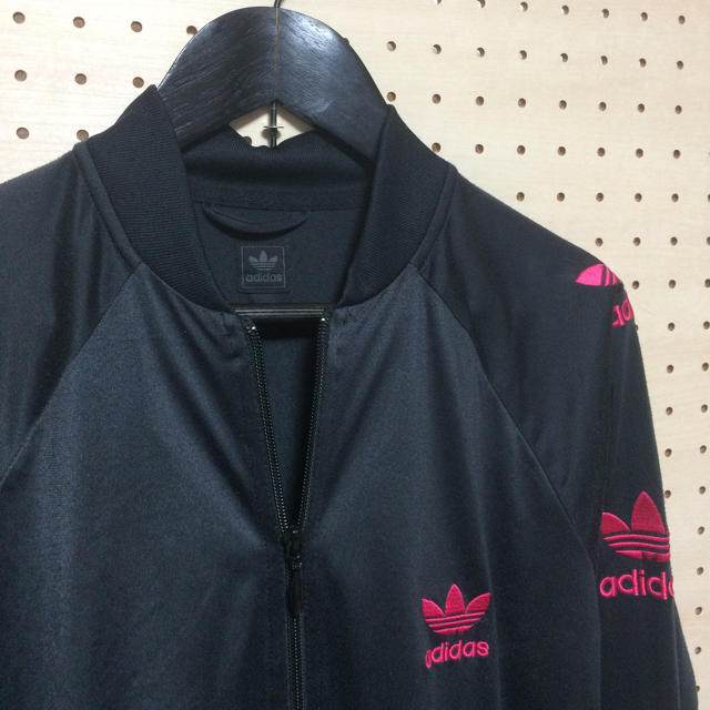 adidas(アディダス)の古着 adidas トラックジャケット 黒ピンク レディースのトップス(トレーナー/スウェット)の商品写真