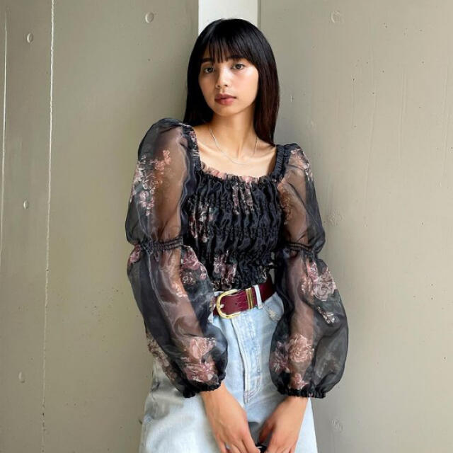 moussy(マウジー)の今期moussy SHEER SHIRRING FLOWER ブラウス♡ブラック レディースのトップス(シャツ/ブラウス(長袖/七分))の商品写真