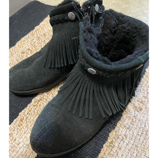 Minnetonka(ミネトンカ)のミネトンカ　ムートン　フリンジ　ボア　ブーツ　6 ugg emu ショートブーツ レディースの靴/シューズ(ブーツ)の商品写真