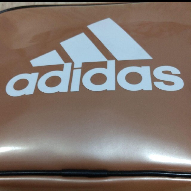 adidas(アディダス)の値下げしました！adidas  エナメルバック レディースのバッグ(ショルダーバッグ)の商品写真