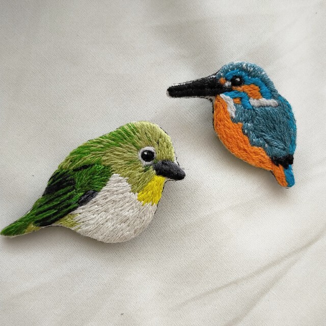 MOS✳ 手刺繍ブローチ カワセミ 鳥 | www.jarussi.com.br
