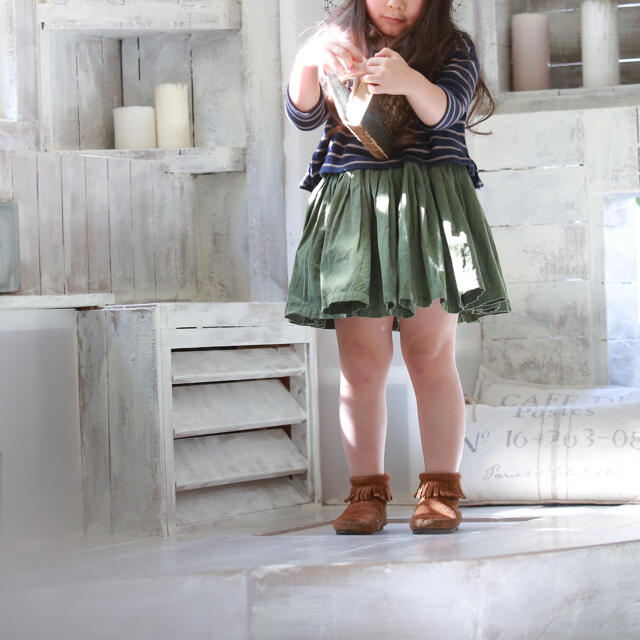 Bonpoint(ボンポワン)のボントン 8 コーデュロイスカート ネイビー  着画あり キッズ/ベビー/マタニティのキッズ服女の子用(90cm~)(スカート)の商品写真