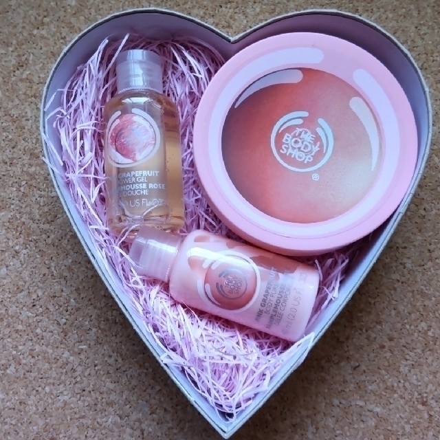 THE BODY SHOP(ザボディショップ)のTHE BODY SHOP ピンクグレープフルーツ ハートボックスギフト コスメ/美容のボディケア(ボディクリーム)の商品写真