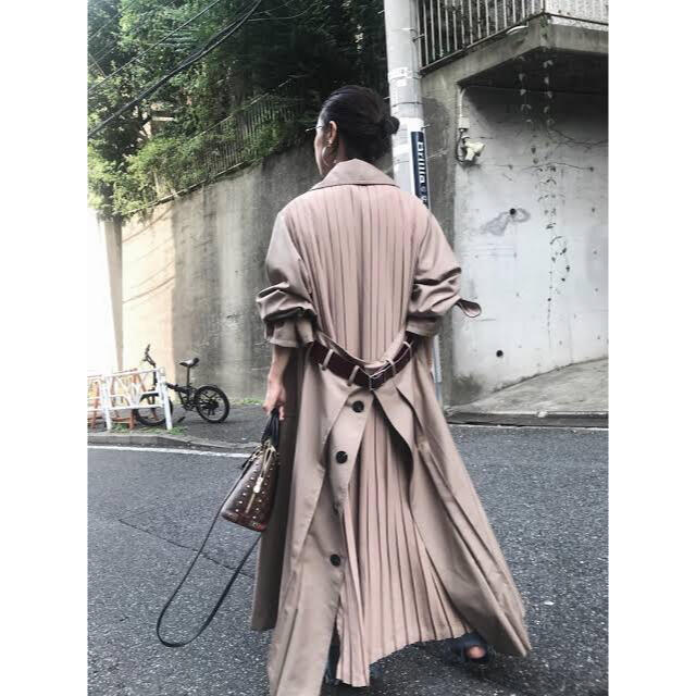 Ameri VINTAGE(アメリヴィンテージ)のAmeri VINTAGE BACK PLEATS LAYERED COAT レディースのジャケット/アウター(トレンチコート)の商品写真