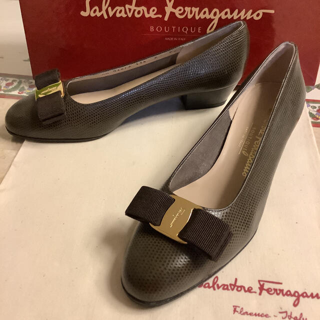 Salvatore Ferragamo(サルヴァトーレフェラガモ)の極美品!フェラガモ VARA ゴールドメタルリザードカーフ 踵トップ新品!23㎝ レディースの靴/シューズ(ハイヒール/パンプス)の商品写真