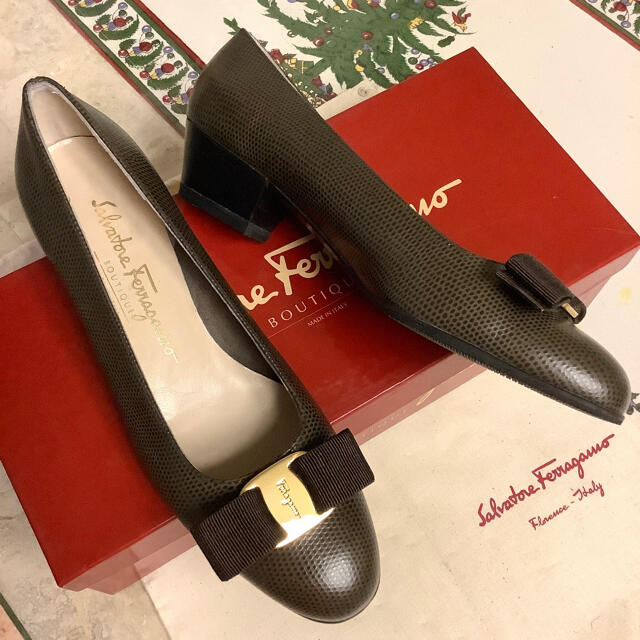 Salvatore Ferragamo(サルヴァトーレフェラガモ)の極美品!フェラガモ VARA ゴールドメタルリザードカーフ 踵トップ新品!23㎝ レディースの靴/シューズ(ハイヒール/パンプス)の商品写真