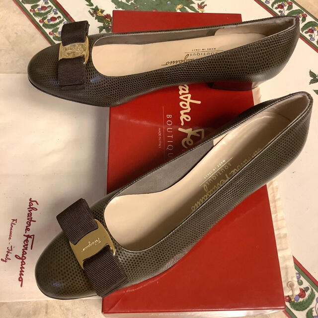 Salvatore Ferragamo(サルヴァトーレフェラガモ)の極美品!フェラガモ VARA ゴールドメタルリザードカーフ 踵トップ新品!23㎝ レディースの靴/シューズ(ハイヒール/パンプス)の商品写真