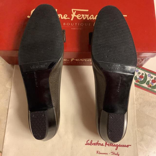 Salvatore Ferragamo(サルヴァトーレフェラガモ)の極美品!フェラガモ VARA ゴールドメタルリザードカーフ 踵トップ新品!23㎝ レディースの靴/シューズ(ハイヒール/パンプス)の商品写真