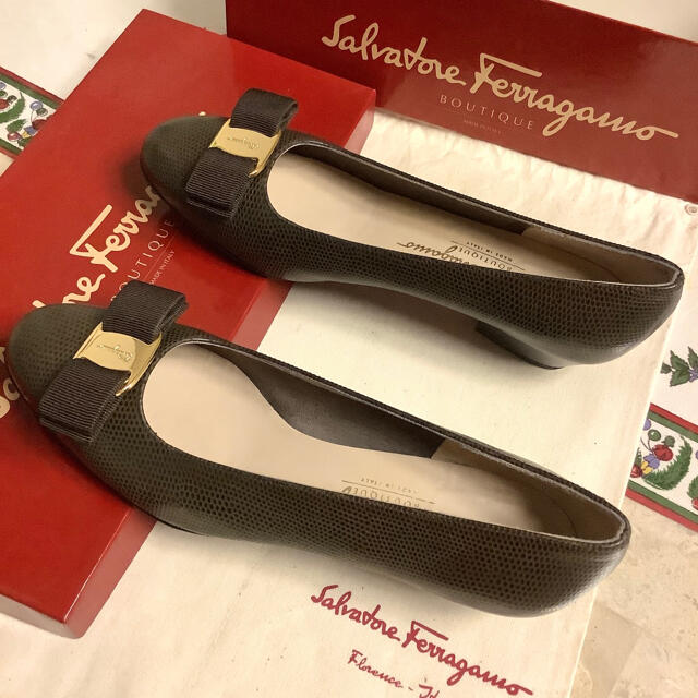 Salvatore Ferragamo(サルヴァトーレフェラガモ)の極美品!フェラガモ VARA ゴールドメタルリザードカーフ 踵トップ新品!23㎝ レディースの靴/シューズ(ハイヒール/パンプス)の商品写真