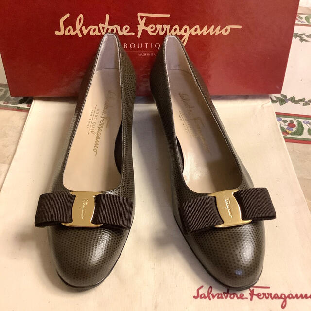 Salvatore Ferragamo(サルヴァトーレフェラガモ)の極美品!フェラガモ VARA ゴールドメタルリザードカーフ 踵トップ新品!23㎝ レディースの靴/シューズ(ハイヒール/パンプス)の商品写真