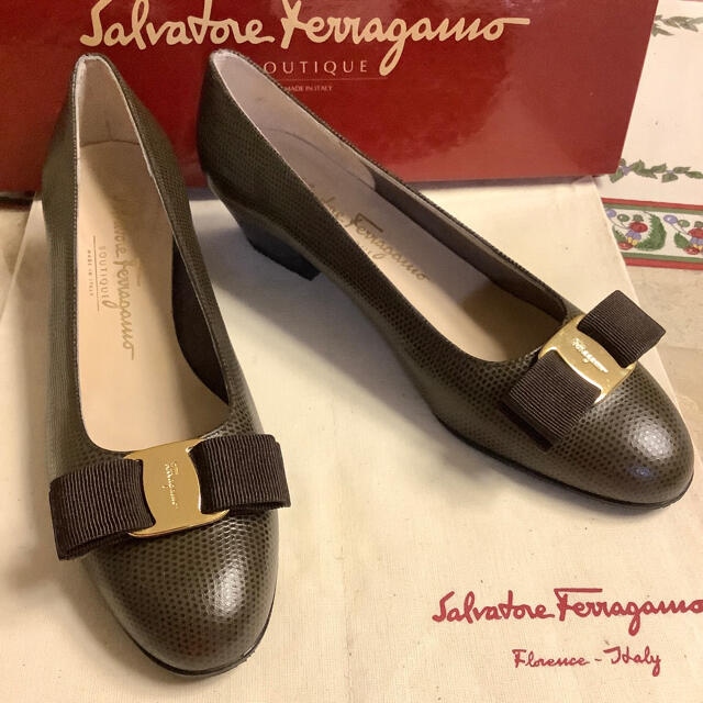 Salvatore Ferragamo(サルヴァトーレフェラガモ)の極美品!フェラガモ VARA ゴールドメタルリザードカーフ 踵トップ新品!23㎝ レディースの靴/シューズ(ハイヒール/パンプス)の商品写真