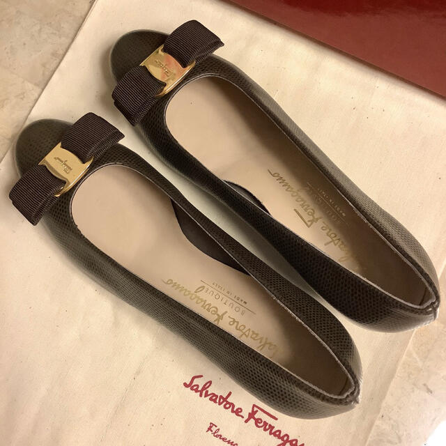 Salvatore Ferragamo(サルヴァトーレフェラガモ)の極美品!フェラガモ VARA ゴールドメタルリザードカーフ 踵トップ新品!23㎝ レディースの靴/シューズ(ハイヒール/パンプス)の商品写真