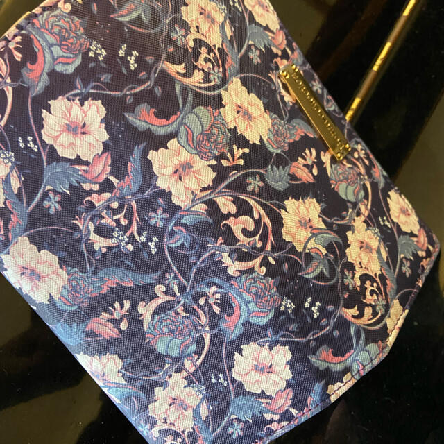 新品未使用　クラシカルな花柄パープル長財布 レディースのファッション小物(財布)の商品写真