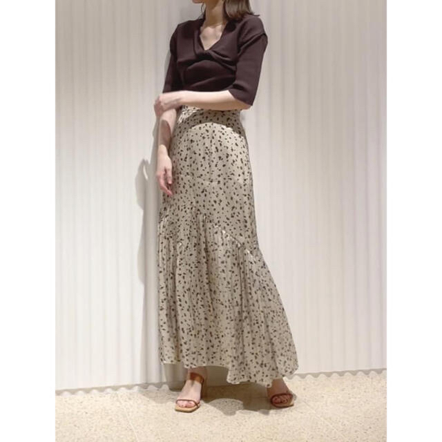 SNIDEL(スナイデル)のスナイデル今季新作プリントタイトナロースカート完売1ベージュ レディースのスカート(ロングスカート)の商品写真