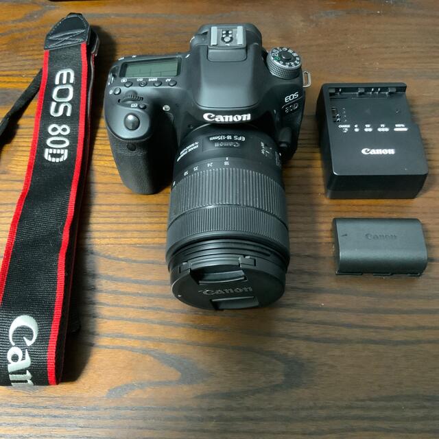 Canon(キヤノン)のCanon EOS 80D(W) EF-S18-135 IS USM レンズ スマホ/家電/カメラのカメラ(デジタル一眼)の商品写真