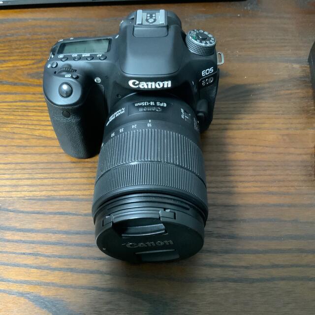 Canon(キヤノン)のCanon EOS 80D(W) EF-S18-135 IS USM レンズ スマホ/家電/カメラのカメラ(デジタル一眼)の商品写真