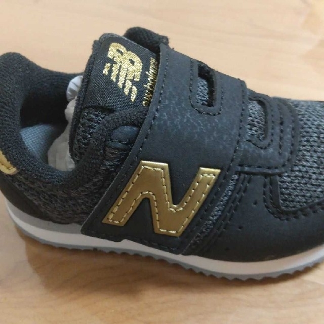 New Balance(ニューバランス)のニューバランス  ベビーシューズ  ブラックゴールド キッズ/ベビー/マタニティのベビー靴/シューズ(~14cm)(スニーカー)の商品写真