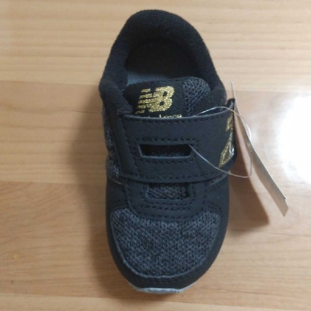 New Balance(ニューバランス)のニューバランス  ベビーシューズ  ブラックゴールド キッズ/ベビー/マタニティのベビー靴/シューズ(~14cm)(スニーカー)の商品写真