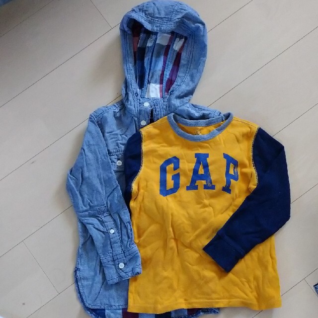 GAP(ギャップ)のGAP　2枚まとめ売り　 キッズ/ベビー/マタニティのキッズ服男の子用(90cm~)(Tシャツ/カットソー)の商品写真