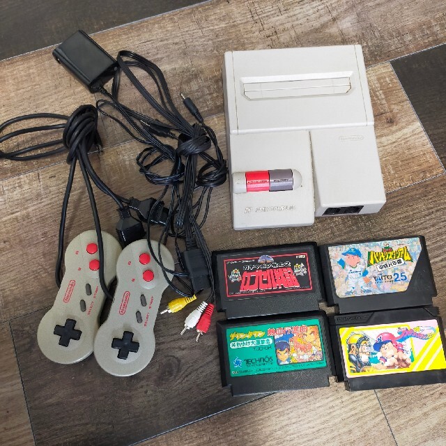 ニューファミコン　コントローラー2個付き家庭用ゲーム機本体