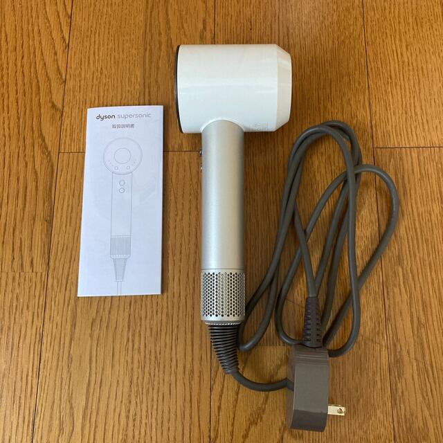 Dyson(ダイソン)のダイソン　ドライヤー　ホワイト スマホ/家電/カメラの美容/健康(ドライヤー)の商品写真