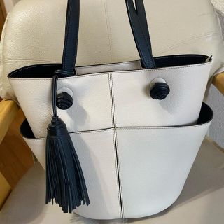 トッズ(TOD'S)のトッズ タッセル ディテールトート 美品 (トートバッグ)