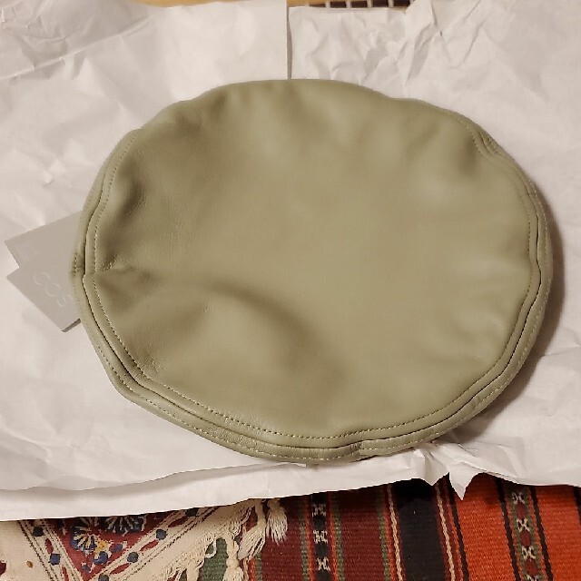 COS(コス)の最終❗新品秋冬メンズレディス兼COSレザーベレー　カーキグリーン　sizeM～L メンズの帽子(ハンチング/ベレー帽)の商品写真