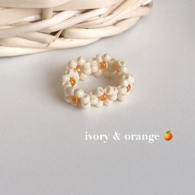 【new】ビーズリング ♡ ivory & orange 韓国 フラワーリング ハンドメイドのアクセサリー(リング)の商品写真