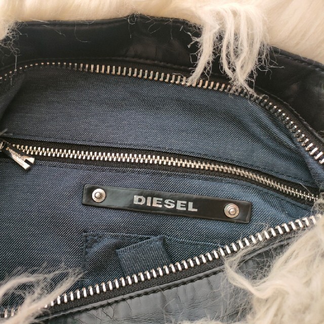 DIESEL(ディーゼル)のディーゼル　DIESEL　カバン　バッグ　ショルダーバック　チャーム付き レディースのバッグ(ハンドバッグ)の商品写真