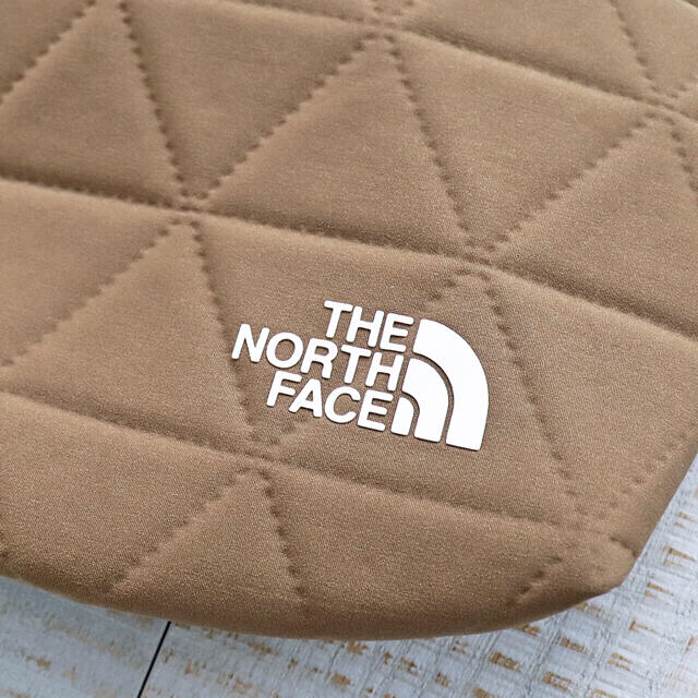 THE NORTH FACE(ザノースフェイス)の【新品】THE NORTH FACE ジオフェイスポーチ コヨーテブラウン レディースのバッグ(ショルダーバッグ)の商品写真